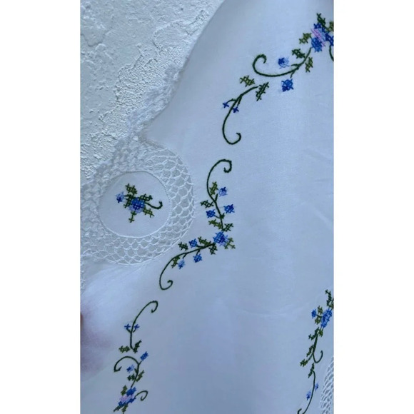 Vintage Hand Cross Stitch and Hand Crochet Lace Oval Table Mat White Size 36x36 - Picture 8 of 10